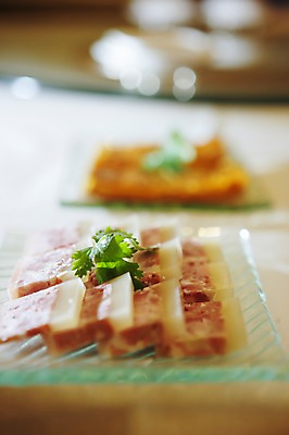 포토 JPG 그릇 식기 접시 음식 채소 육류 돼지고기 요리 근접촬영 사람없음 아웃포커스 장식 중식 국내포토 뷰포인트 식재료 촬영기법 파일형식