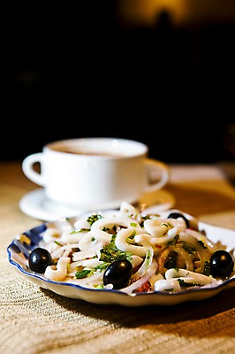 포토 JPG 그릇 식기 접시 음식 채소 식탁 탁자 요리 근접촬영 사람없음 아웃포커스 컵 중식 해물요리 식탁보 면류 면 해산물 볶음 국내포토 뷰포인트 가구 촬영기법 파일형식