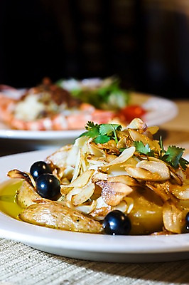 포토 JPG 그릇 식기 접시 음식 채소 식탁 탁자 감자 마늘 요리 근접촬영 사람없음 아웃포커스 중식 퓨전요리 국내포토 뷰포인트 가구 촬영기법 파일형식