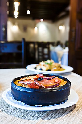 포토 JPG 해외 접시 아시아 음식 탁자 밥 조명 실내 돼지고기 요리 사람없음 중식 식당 레스토랑 중국 샐러드 전통음식 뚝배기 준비 마카오 국내포토 전통 식기 나라 가구 육류 내부 상점 파일형식