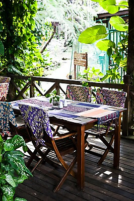 포토 JPG 주간 나무 식물 해외풍경 해외 건축 아시아 가구 의자 자연 식탁 탁자 풍경 사람없음 야외 울타리 식당 레스토랑 동남아시아 식탁보 말레이시아 코타키나발루 국내포토 자연요소 나라 생활용품 담장 상점 생태계 파일형식