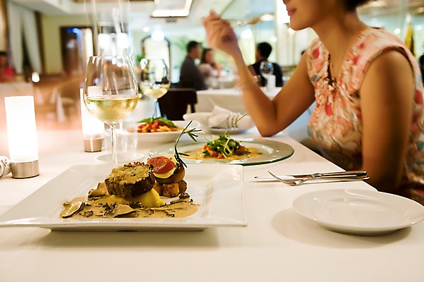 포토 JPG 주간 해외풍경 해외 그릇 식기 접시 여자 남자 건축 아시아 음료 음식 포크 와인잔 식탁 탁자 잔 주류 실내 요리 들기 사람 앉기 근접촬영 여러명 상반신 성인 아웃포커스 인테리어 레스토랑 와인 식사 동남아시아 나이프 먹기 말레이시아 코타키나발루 성인만 국내포토 자연요소 디자인 나라 뷰포인트 가구 다수 술잔 모션 촬영기법 풍경 내부 식당 칼 파일형식