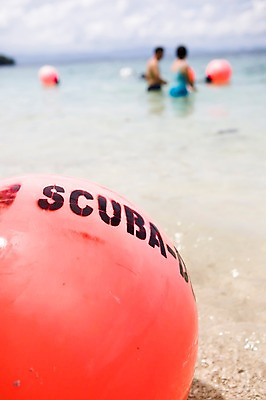 포토 JPG 주간 문자 해외풍경 해외 알파벳 영어 여자 남자 수영복 아시아 스포츠 바다 자연 레저 대문자 서기 사람 풍경 근접촬영 상반신 성인 해변 야외 두명 아웃포커스 단어 모래사장 수영 동남아시아 해수욕 풍선 말레이시아 스쿠바두 코타키나발루 성인만 국내포토 자연요소 옷 나라 뷰포인트 모션 휴가 촬영기법 수상스포츠 생태계 파일형식