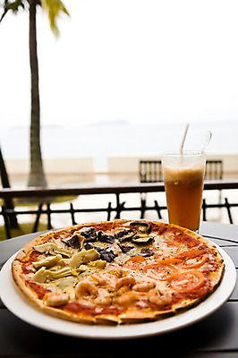 포토 JPG 주간 나무 식물 해외풍경 해외 그릇 접시 아시아 음료 음식 식탁 탁자 잔 피자 빨대 풍경 근접촬영 해변 사람없음 야외 아웃포커스 컵 레스토랑 동남아시아 주스 말레이시아 코타키나발루 국내포토 자연요소 식기 나라 바다 뷰포인트 가구 패스트푸드 서양음식 촬영기법 식당 파일형식