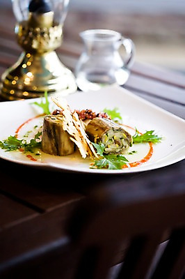 포토 JPG 주간 그릇 식기 접시 아시아 음식 의자 탁자 유리병 요리 근접촬영 사람없음 야외 아웃포커스 장식 레스토랑 애피타이저 병 물병 해산물 퓨전요리 말레이시아 코타키나발루 국내포토 자연요소 나라 뷰포인트 가구 병_용기 촬영기법 식당 물통 파일형식