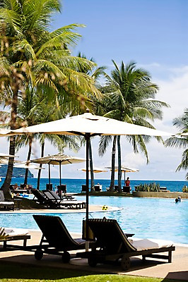 포토 JPG 주간 나무 식물 해외풍경 해외 아시아 의자 자연 리조트 수영장 풍경 여러명 상반신 야외 야자수 풀장 동남아시아 파라솔 휴양지 선베드 말레이시아 코타키나발루 국내포토 자연요소 나라 가구 다수 사람 장소 생태계 파일형식