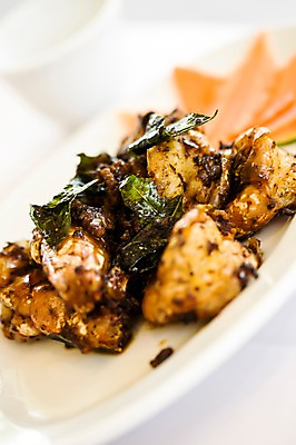 포토 JPG 주간 그릇 식기 접시 아시아 음식 채소 새우 요리 근접촬영 사람없음 아웃포커스 장식 퓨전요리 새우요리 말레이시아 코타키나발루 국내포토 자연요소 나라 뷰포인트 촬영기법 갑각류 파일형식