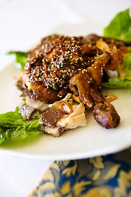 포토 JPG 주간 그릇 식기 접시 아시아 음식 채소 요리 근접촬영 사람없음 아웃포커스 장식 치킨 닭 퓨전요리 말레이시아 코타키나발루 국내포토 자연요소 나라 뷰포인트 조류 촬영기법 닭고기요리 파일형식