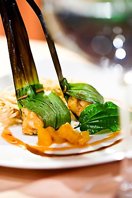 포토 JPG 주간 그릇 식기 접시 아시아 음식 잎 나뭇잎 요리 근접촬영 사람없음 야외 아웃포커스 장식 중식 애피타이저 말레이시아 코타키나발루 국내포토 자연요소 식물 나라 뷰포인트 촬영기법 파일형식