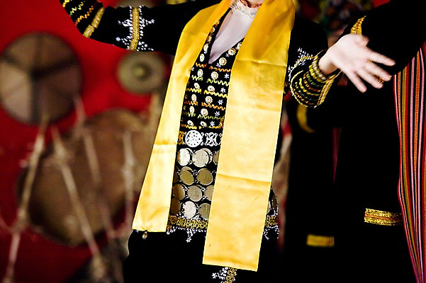 포토 JPG 주간 모자 해외풍경 해외 옷 여자 아시아 예술 포즈 백그라운드 팔벌리기 실내 한명 서기 사람 손짓 근접촬영 상반신 아웃포커스 동남아시아 춤 전통의상 말레이시아 코타키나발루 여자만 여자한명만 국내포토 갓모자 자연요소 모자_잡화 1 전통 잡화 나라 뷰포인트 모션 문화예술 전통소품 촬영기법 풍경 내부 파일형식