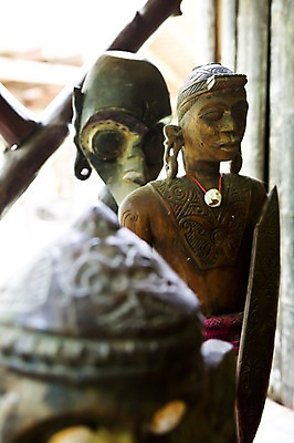 포토 JPG 주간 전통 해외풍경 해외 아시아 문화 조각 외국문화 백그라운드 목걸이 풍경 근접촬영 사람없음 야외 아웃포커스 조각상 모형 동남아시아 피규어 토기 방패 말레이시아 코타키나발루 조각_조소 국내포토 자연요소 나라 뷰포인트 장신구 촬영기법 조형물 미니어처 용기_그릇 조소 파일형식