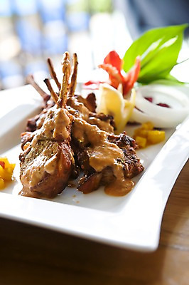 포토 JPG 주간 그릇 식기 접시 아시아 음식 채소 육류 요리 근접촬영 사람없음 야외 아웃포커스 장식 양고기 말레이시아 코타키나발루 국내포토 자연요소 나라 뷰포인트 식재료 촬영기법 파일형식