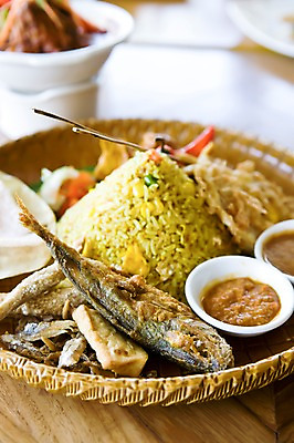 포토 JPG 주간 그릇 식기 접시 아시아 음식 탁자 밥 어류 요리 근접촬영 사람없음 아웃포커스 중식 동남아시아 양념 장 볶음밥 말레이시아 코타키나발루 국내포토 자연요소 나라 뷰포인트 가구 촬영기법 수중동물 파일형식