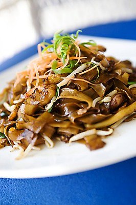 포토 JPG 주간 그릇 식기 접시 아시아 음식 채소 요리 근접촬영 사람없음 야외 아웃포커스 장식 중식 면류 면 해산물 볶음 말레이시아 코타키나발루 국내포토 자연요소 나라 뷰포인트 촬영기법 파일형식