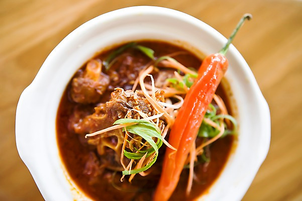 포토 JPG 주간 그릇 식기 아시아 음식 채소 고추 요리 근접촬영 사람없음 아웃포커스 장식 빨간색 중식 찜 파 말레이시아 코타키나발루 국내포토 자연요소 나라 뷰포인트 컬러 촬영기법 파일형식