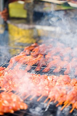 포토 JPG 주간 해외풍경 해외 아시아 음식 날개 풍경 사람없음 야외 중식 동남아시아 치킨 닭 꼬치 연기 그릴 구이 화로 숯불 말레이시아 닭날개 국내포토 자연요소 그릇 나라 조류 주방용품 닭고기 닭고기요리 파일형식