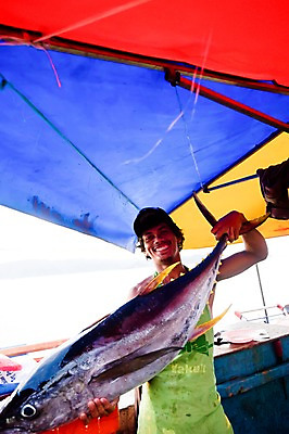 포토 JPG 주간 동물 모자 한마리 해외풍경 해외 남자 아시아 어류 한명 서기 미소 웃음 들기 사람 풍경 상반신 성인 야외 동남아시아 앞치마 시장 어부 참치 말레이시아 어시장 코타키나발루 남자만 남자한명만 성인남자만 성인만 국내포토 자연요소 직업 1 잡화 나라 모션 표정 수중동물 파일형식