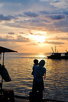포토 JPG 구름 해외풍경 해외 여자 아시아 바다 안기 자연 하늘 서기 사람 풍경 상반신 성인 야외 두명 뒷모습 반사 일출 노을 동남아시아 일몰 아기 말레이시아 코타키나발루 선박 여자만 국내포토 자연요소 나라 뷰포인트 수상교통 모션 생태계 파일형식