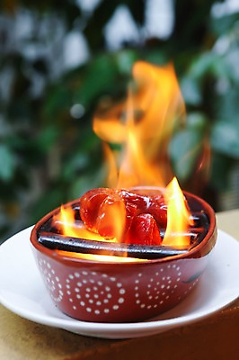 포토 JPG 그릇 식기 접시 음식 백그라운드 불 돼지고기 요리 근접촬영 사람없음 아웃포커스 그릴 구이 불쇼 소시지구이 숯불구이 국내포토 자연요소 뷰포인트 주방용품 촬영기법 육류 소시지 파일형식