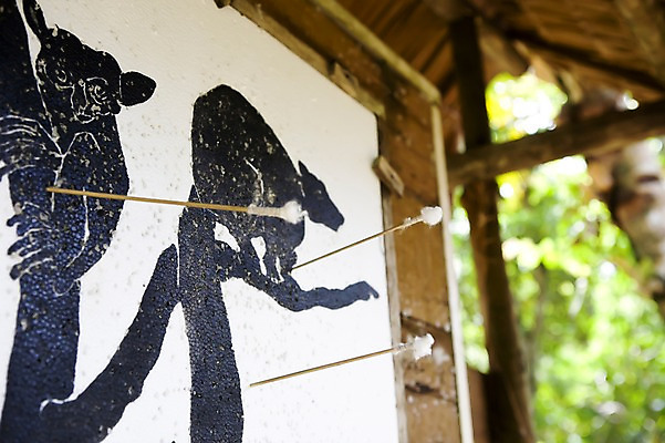 포토 JPG 주간 해외풍경 해외 건축물 건축 아시아 문화 화살 사람없음 야외 아웃포커스 놀이용품 전통놀이 동남아시아 게임 과녁판 벽화 그림 말레이시아 코타키나발루 국내포토 자연요소 전통 나라 놀이 촬영기법 풍경 오브젝트 파일형식