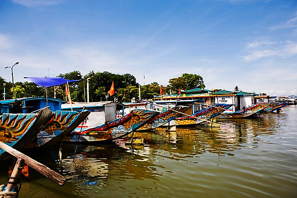 포토 JPG 주간 나무 식물 해외풍경 해외 건축 아시아 교통수단 교통 수상교통 가로등 자연 주택 풍경 사람없음 야외 강 동남아시아 유람선 베트남 선상가옥 후에 선박 국내포토 자연요소 공공시설 나라 배_교통 건물 생태계 파일형식