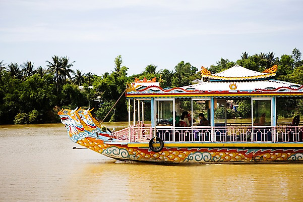 포토 JPG 주간 나무 식물 해외풍경 해외 건축 아시아 교통수단 교통 수상교통 자연 앉기 풍경 여러명 상반신 야외 강 동남아시아 유람선 베트남 후에 선박 국내포토 자연요소 나라 다수 배_교통 모션 사람 생태계 파일형식