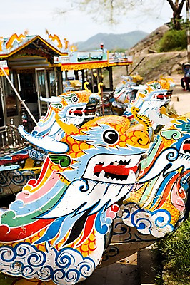 포토 JPG 주간 전신 나무 식물 해외풍경 해외 건축 아시아 교통수단 교통 수상교통 자연 한명 앉기 풍경 야외 동남아시아 유람선 그림 베트남 선상가옥 후에 선박 국내포토 자연요소 1 나라 배_교통 모션 사람 생태계 파일형식