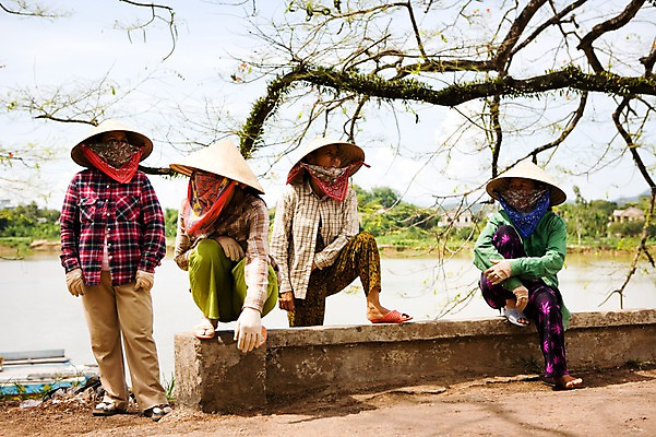 포토 JPG 주간 전신 나무 식물 모자 해외풍경 해외 여자 아시아 장갑 자연 논 작업복 서기 사람 앉기 풍경 여러명 성인 야외 강 동남아시아 나뭇가지 작업 베트남 손수건 전통모자 후에 여자만 성인여자만 성인만 국내포토 자연요소 모자_잡화 잡화 옷 나라 다수 농업 모션 생태계 파일형식