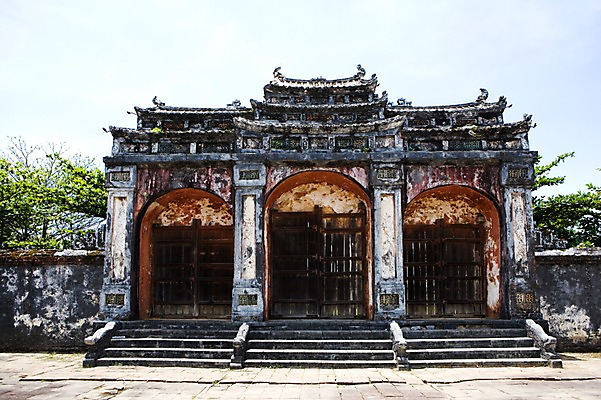 포토 JPG 주간 나무 식물 해외풍경 해외 건축물 건축 아시아 유적 출입구 풍경 사람없음 야외 건물 문 계단 동남아시아 궁전 대문 베트남 후에 국내포토 자연요소 전통 나라 고건축 파일형식