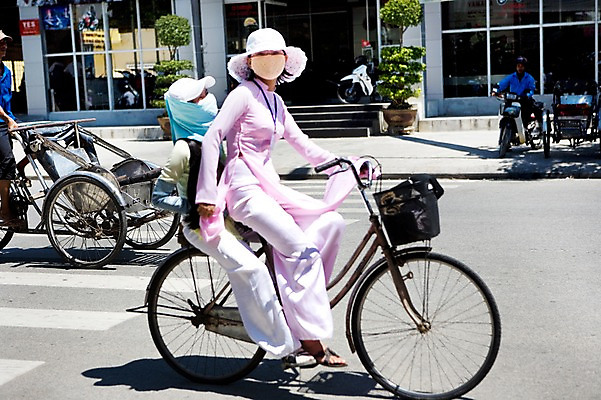 포토 JPG 주간 전신 식물 모자 해외풍경 해외 건축물 여자 아시아 화분 도로 길 교통수단 교통 자연 마스크 사람 앉기 풍경 여러명 성인 야외 건물 자전거 동남아시아 오토바이 횡단보도 전통의상 베트남 후에 여자만 성인여자만 성인만 국내포토 자연요소 전통 잡화 건축 나라 다수 교통시설 모션 바이크 보행로 생태계 파일형식