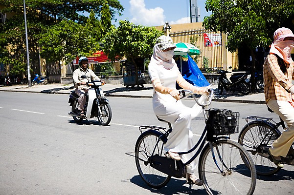 포토 JPG 주간 전신 나무 식물 모자 해외풍경 해외 건축물 여자 남자 아시아 도로 길 교통수단 교통 자연 마스크 사람 앉기 풍경 성인 야외 건물 세명 자전거 동남아시아 오토바이 횡단보도 전통의상 베트남 후에 성인만 국내포토 자연요소 전통 잡화 건축 나라 교통시설 모션 바이크 보행로 생태계 파일형식