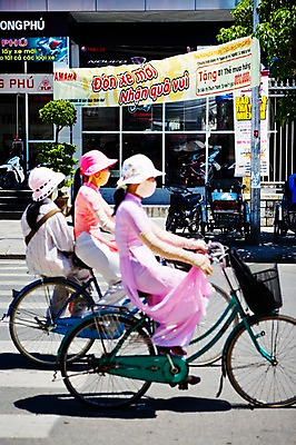 포토 JPG 주간 전신 나무 식물 모자 해외풍경 해외 건축물 여자 아시아 화분 도로 길 교통수단 교통 자연 마스크 사람 앉기 풍경 성인 야외 건물 옆모습 세명 자전거 동남아시아 현수막 횡단보도 전통의상 베트남 후에 여자만 성인여자만 성인만 국내포토 자연요소 전통 잡화 건축 나라 뷰포인트 교통시설 모션 바이크 보행로 생태계 파일형식