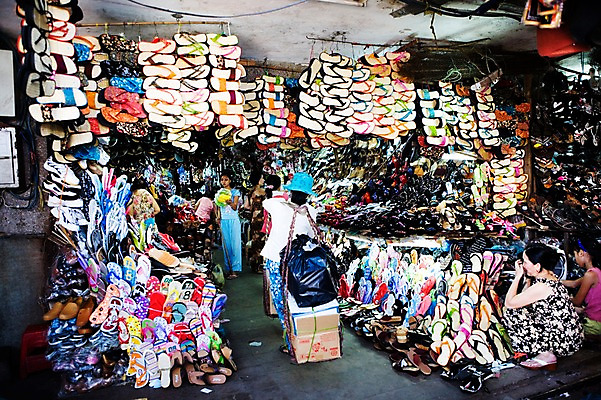 포토 JPG 주간 전신 해외풍경 해외 여자 산업 아시아 다수 신발 슬리퍼 종류 서기 사람 앉기 풍경 여러명 성인 야외 상점 동남아시아 여러개 시장 쪼리 베트남 신발가게 후에 여자만 성인여자만 성인만 국내포토 자연요소 나라 모션 샌들 파일형식
