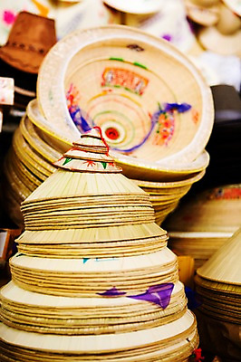 포토 JPG 주간 모자 해외풍경 해외 아시아 다수 백그라운드 논 사람없음 야외 아웃포커스 쌓기 동남아시아 오브젝트 베트남 전통모자 후에 국내포토 자연요소 모자_잡화 잡화 나라 농업 모션 촬영기법 풍경 파일형식