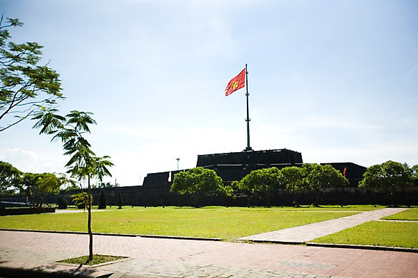 포토 JPG 주간 나무 식물 해외풍경 해외 건축물 기호 아시아 자연 풍경 잔디 사람없음 야외 건물 동남아시아 깃발 국기 베트남 후에 국내포토 자연요소 문자 건축 나라 생태계 파일형식