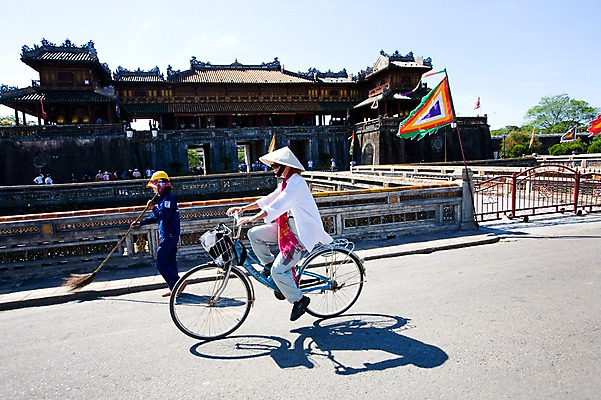 포토 JPG 주간 전신 모자 해외풍경 해외 건축물 여자 남자 건축 아시아 교통수단 서기 사람 앉기 풍경 여러명 야외 건물 자전거 동남아시아 궁전 깃발 안전모 베트남 후에 국내포토 자연요소 잡화 나라 다수 교통 고건축 모션 바이크 헬멧 안전장비 파일형식