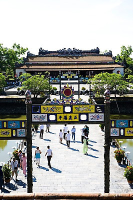 포토 JPG 주간 전신 나무 식물 해외풍경 해외 건축물 여자 남자 건축 아시아 서기 사람 풍경 여러명 성인 야외 건물 문 동남아시아 궁전 대문 베트남 후에 성인만 국내포토 자연요소 나라 다수 고건축 모션 파일형식