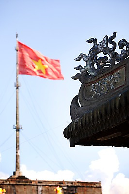 포토 JPG 주간 해외풍경 해외 건축물 기호 아시아 조각 하늘 지붕 풍경 사람없음 야외 아웃포커스 동남아시아 깃발 국기 베트남 후에 조각_조소 국내포토 자연요소 문자 건축 나라 촬영기법 조소 파일형식