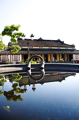 포토 JPG 주간 나무 식물 해외풍경 해외 건축물 건축 아시아 조각 가로등 자연 풍경 사람없음 야외 건물 조각상 반사 동남아시아 궁전 연못 베트남 후에 조각_조소 국내포토 자연요소 공공시설 나라 고건축 조형물 생태계 조소 파일형식