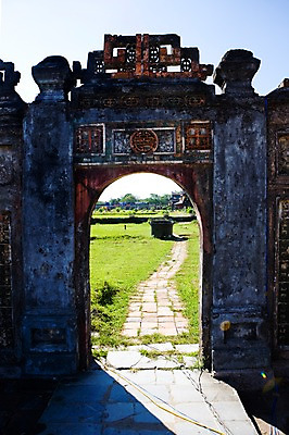 포토 JPG 주간 나무 식물 해외풍경 해외 시설물 건축물 건축 아시아 길 자연 풍경 잔디 사람없음 야외 건물 문 동남아시아 대문 베트남 후에 국내포토 자연요소 나라 생태계 파일형식