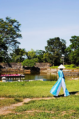 포토 JPG 주간 전신 나무 식물 모자 해외풍경 해외 옷 여자 아시아 호수 자연 논 한명 서기 사람 풍경 잔디 성인 야외 옆모습 강 걷기 정원 동남아시아 연못 전통의상 베트남 후에 여자만 여자한명만 성인여자만 성인만 국내포토 자연요소 1 전통 잡화 나라 뷰포인트 농업 모션 생태계 파일형식