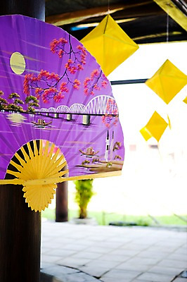 포토 JPG 주간 나무 식물 해외풍경 해외 아시아 백그라운드 풍경 사람없음 야외 아웃포커스 장식 강 동남아시아 달 기둥 부채 공예 종이공예 천장 그림 베트남 후에 가교 국내포토 자연요소 건축물 건축 나라 촬영기법 취미 파일형식