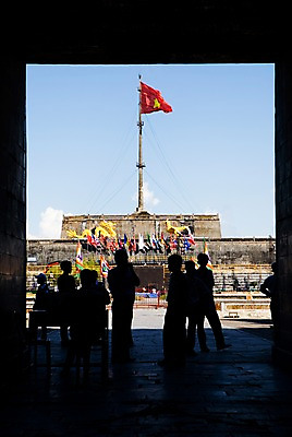 포토 JPG 주간 전신 해외풍경 해외 건축물 기호 실루엣 아시아 유적 서기 사람 풍경 여러명 야외 건물 동남아시아 깃발 터널 국기 베트남 후에 국내포토 자연요소 문자 전통 건축 나라 길 다수 모션 촬영기법 파일형식
