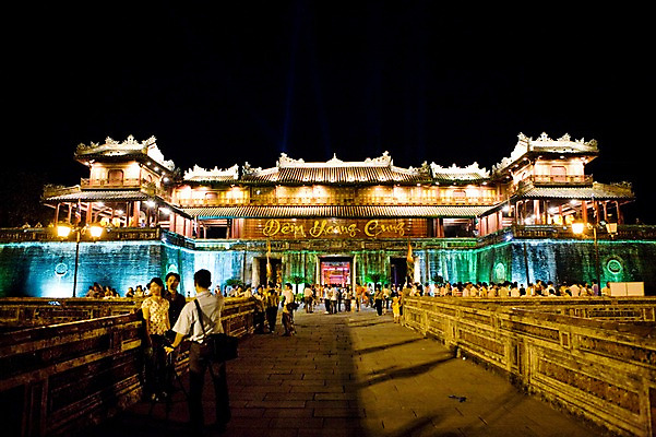 포토 JPG 전신 해외풍경 해외 시설물 건축물 여자 남자 건축 아시아 야경 유적 조명 서기 사람 여러명 성인 야외 관광지 빛 여행객 동남아시아 궁전 성 베트남 후에 가교 성인만 국내포토 전통 나라 여행 다수 고건축 모션 풍경 야간 파일형식 풍경_경치