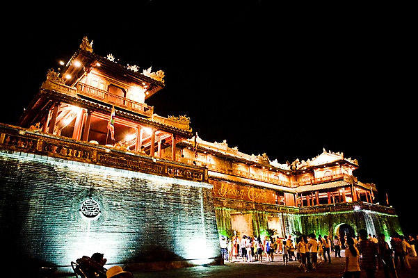 포토 JPG 전신 해외풍경 해외 건축물 여자 남자 건축 아시아 야경 유적 조명 서기 사람 여러명 야외 관광지 빛 여행객 동남아시아 궁전 성 베트남 후에 국내포토 전통 나라 여행 다수 고건축 모션 풍경 야간 파일형식 풍경_경치