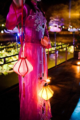 포토 JPG 해외풍경 해외 옷 여자 아시아 백그라운드 야경 조명 서기 들기 사람 야외 아웃포커스 장식 빛 동남아시아 등불 연못 전통의상 베트남 후에 여자만 국내포토 전통 나라 모션 촬영기법 풍경 야간 파일형식 풍경_경치