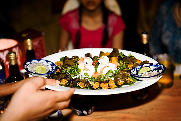 포토 JPG 해외풍경 해외 그릇 식기 접시 손 여자 아시아 음료 음식 식탁 탁자 잔 실내 요리 들기 사람 앉기 근접촬영 상반신 아웃포커스 신체부위 장식 컵 세명 식사 동남아시아 전통음식 병 베트남 후에 국내포토 전통 나라 뷰포인트 가구 모션 촬영기법 풍경 내부 파일형식