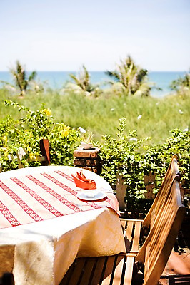 포토 JPG 주간 식물 해외풍경 해외 식기 아시아 바다 의자 자연 식탁 탁자 잔 풍경 사람없음 야외 아웃포커스 컵 레스토랑 숟가락 동남아시아 식탁보 풀 컵받침 베트남 호이안 국내포토 자연요소 나라 가구 촬영기법 수저 식당 받침대 생태계 파일형식