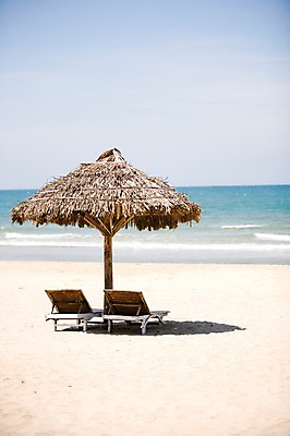 포토 JPG 주간 해외풍경 해외 아시아 모래 바다 의자 자연 풍경 해변 사람없음 야외 모래사장 동남아시아 파라솔 그늘 선베드 베트남 호이안 국내포토 자연요소 나라 가구 생태계 파일형식