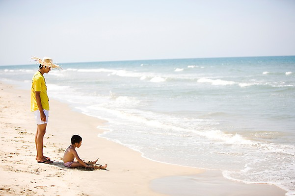 포토 JPG 주간 전신 모자 해외풍경 해외 여자 남자 아시아 어린이 모래 파도 바다 자연 서기 사람 앉기 풍경 소녀 성인 해변 야외 두명 옆모습 동남아시아 밀짚모자 베트남 호이안 국내포토 자연요소 모자_잡화 잡화 나라 뷰포인트 모션 생태계 파일형식